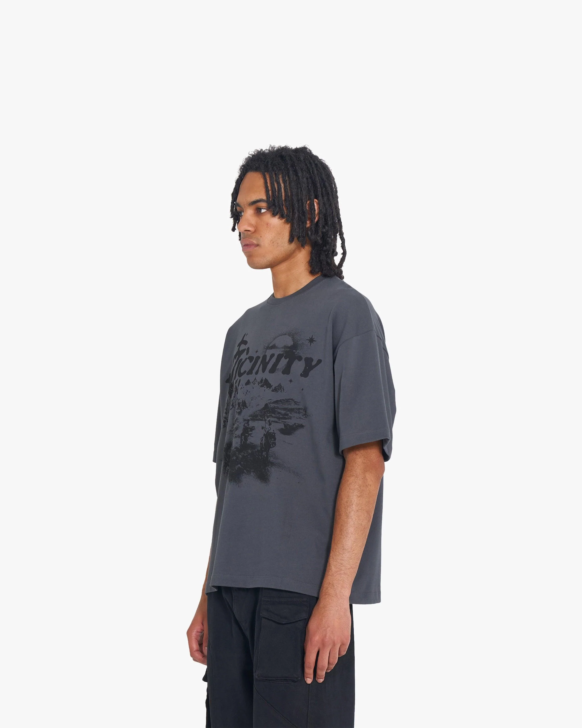 HIDDEN HILLS TEE DARK GREY - Image 3